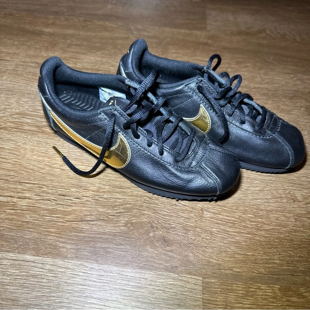 Nike Cortez Black Gold Leather Youth Size 5 Sneakers Classic‎ Retro Shoes